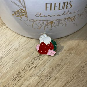Pin’s lapin sur une fraise
