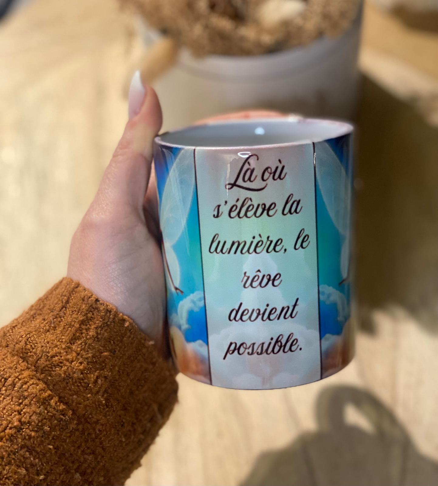 Tasse “Là où s’élève la lumière, le rêve devient possible.” – Image 3