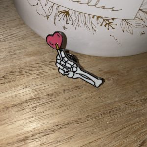 Pin’s main squelette cœur