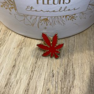 Pin’s feuille rouge