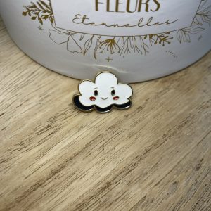 Pin’s heureux avec du bleu