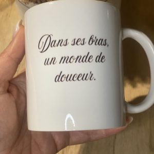 Tasse “Dans ses bras, un monde de douceur”
